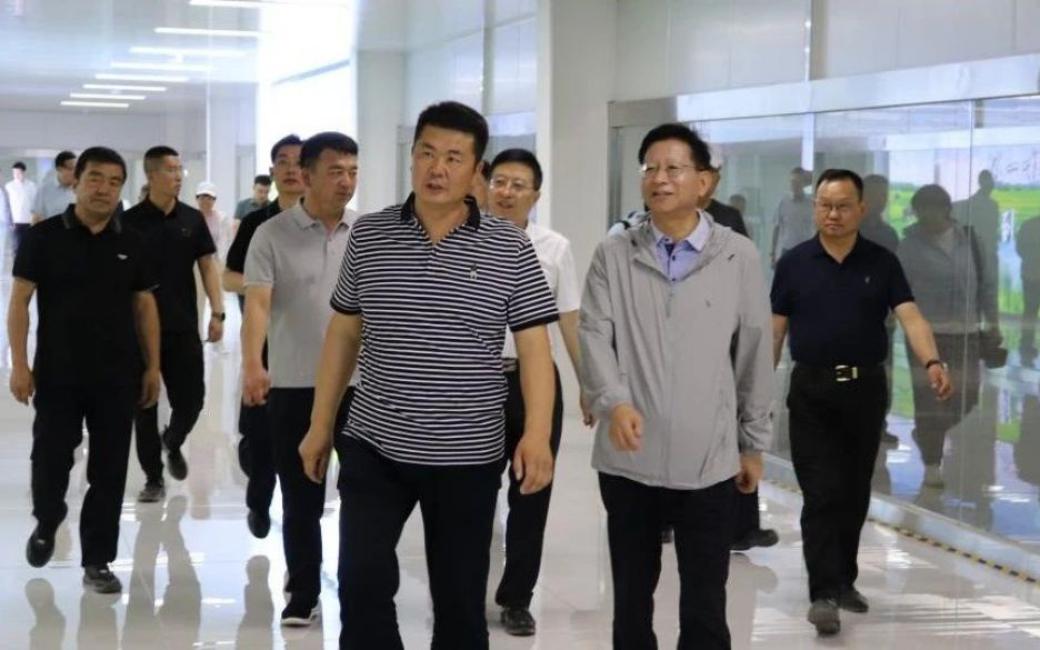 內(nèi)蒙古自治區(qū)政協(xié)黨組成員、副主席張磊一行調(diào)研旭一乳業(yè)